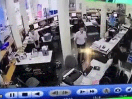 Xôn xao clip nữ nhân viên hốt hoảng chưa kịp chui xuống gầm bàn đã bị tên cướp kề dao uy hiếp, cướp ngân hàng ở Lào Cai