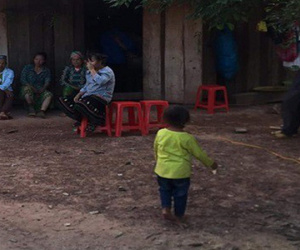 Bé gái 3 tuổi trượt chân rơi xuống mương nước tử vong