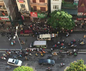 Hà Nội: Tông vào đuôi ô tô 7 chỗ đang đỗ bên đường, nam sinh bị chấn thương nặng