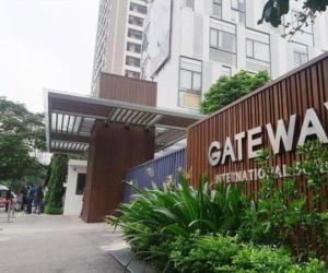 Chi tiết mới về chiếc áo màu đỏ của bé trai trường Gateway