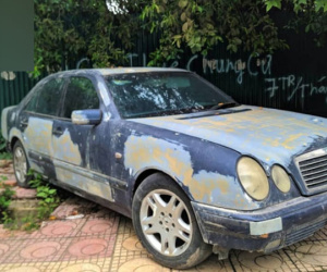 Cận cảnh nhiều xe sang hiệu Mercedes, BMW, Camry 'hết đát' bị vứt bỏ trên vỉa hè Hà Nội