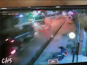Video: Xe bồn nổ lốp, tông trúng xe tải rồi cuốn loạt xe máy vào gầm ở Long An