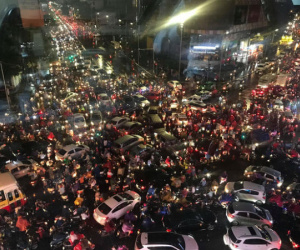 Ảnh: Hà Nội ùn tắc khắp các ngả đường do mưa lớn đúng giờ tan tầm, người dân mệt nhoài di chuyển