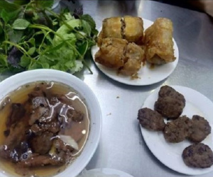 Đi ăn bún chả nổi tiếng bậc nhất Hà thành, khách hàng khẳng định "không bao giờ quay lại" vì hàng loạt điểm trừ