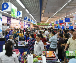 Ngày đầu nghỉ lễ 2/9: Siêu thị đông ngẹt, thực phẩm nhảy giá