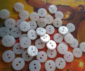 Tại sao khi khâm liệm người chết lại phải cắt bỏ hết cúc áo?