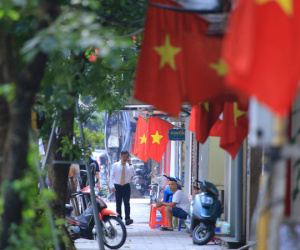 Chùm ảnh Hà Nội buổi sớm ngày Quốc khánh vắng hoe xe cộ, mọi người đổ xuống đường chụp ảnh, vui chơi