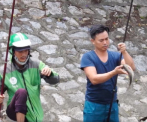 Clip: Nước sông Tô Lịch chuyển màu xanh biếc, người dân 'mở hội' buông cần câu cá