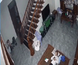 Video: Con ngã từ cầu thang xuống đất bố vẫn ngủ say không biết gì
