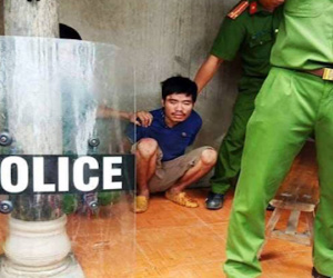 Đuổi chém em bất thành, nghịch tử dùng dao cắt cổ mẹ