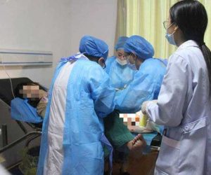 Sinh xong mẹ trẻ đòi 'đi vệ sinh', khuôn mặt bác sĩ nghe xong bỗng tái mét