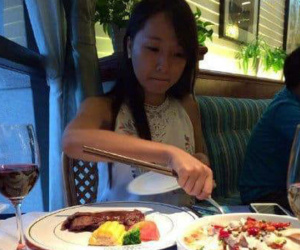 Rủ bạn gái trên mạng đi ăn, chàng trai vờ đi vệ sinh rồi "chạy mất dép" nhưng nhan sắc cô nàng lại khiến dân mạng sửng sốt
