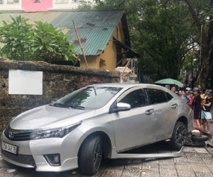 Nữ tài xế đạp nhầm chân ga gây tai nạn liên hoàn, 3 người nhập viện
