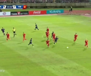 Video: Cú dứt điểm chệch khung thành đầy đáng tiếc của Văn Toàn