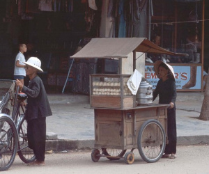Hình độc về ẩm thực vỉa hè Sài Gòn năm 1966 - 1967