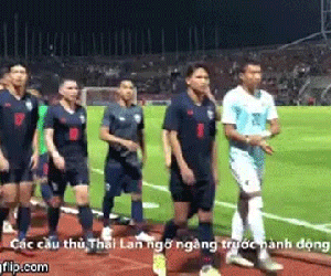 Video: Cầu thủ Thái Lan ngỡ ngàng trước hành động đẹp từ phía Việt Nam