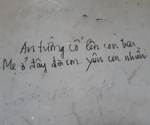 Chuyện cảm động trên bức tường loang lổ bên ngoài phòng mổ: 'Con yêu cố lên, mẹ đợi con về'