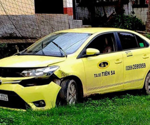Hai thanh niên mang theo súng AK cướp taxi
