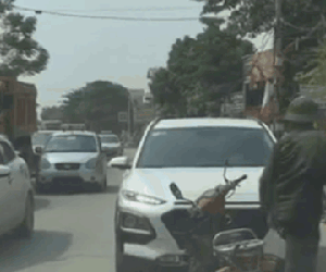 Video: Gặp ô tô lấn làn, ông chú dùng chiêu 'hờn dỗi' để dằn mặt