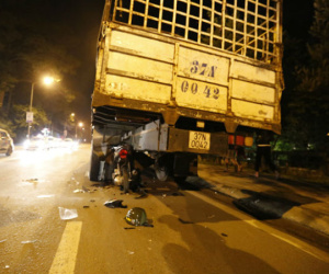 Liên tiếp tông vào cùng một xe tải, 2 thanh niên đi xe máy tử vong