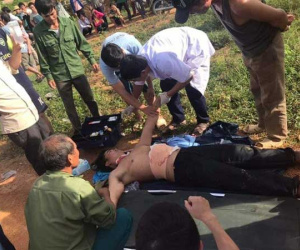 Lấy dao tự rạch bụng vì nghĩ bên trong có bom
