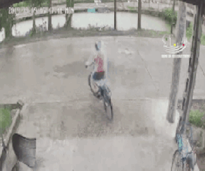 Clip: Bé trai đi xe đạp bị hất văng sang đường sau va chạm với ô tô 4 chỗ nhưng tài xế không dừng lại để hỗ trợ