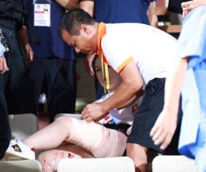CĐV nữ nhập viện cấp cứu vì pháo sáng rơi trúng chân