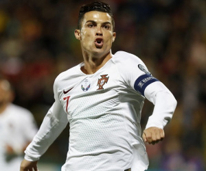 Ronaldo ghi 4 bàn, Bồ Đào Nha thắng tưng bừng trên đất khách