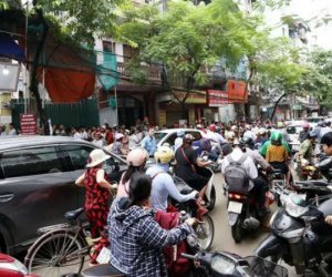 Hà Nội: Chen nhau xếp hàng mua bánh Trung thu khiến phố Thụy Khuê ùn tắc nghiêm trọng