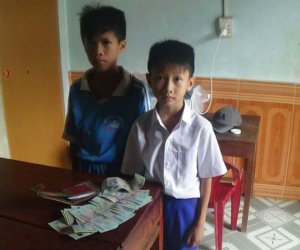 Khen thưởng 2 học sinh nhặt được hơn 16 triệu đồng trả lại người mất
