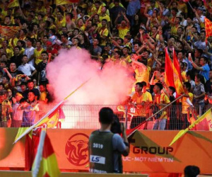 Hà Nội FC bị phạt 85 triệu đồng, treo sân đến hết giải vì pháo sáng