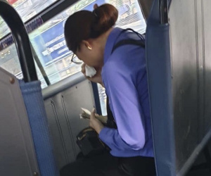 Người phụ nữ làm lơ xe buýt bị mất việc, ngồi khóc nức nở trên xe vì 'làm mất' 7k đồng và câu chuyện khiến dân mạng phẫn nộ đằng sau