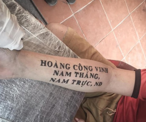 Lạ lùng bố đưa con trai nhỏ đi xăm lên cánh tay, biết được lý do ai cũng nín lặng
