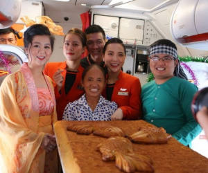 Tranh cãi việc bà Tân Vlog đưa bánh Trung thu 'siêu to' lên máy bay Jetstar