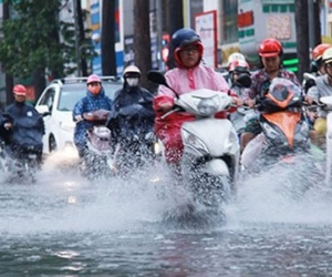 Thời tiết hôm nay: Vùng áp thấp trên Biển Đông gây mưa dông gió lớn