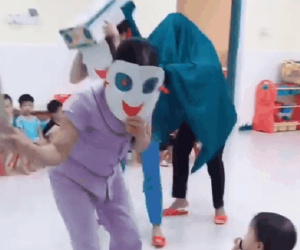 Dân mạng phát sốt vì team cô giáo mầm non đội thùng sữa múa lân, nhưng biểu cảm của lũ nhóc mới bất ngờ