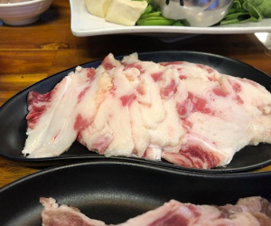 Ăn buffet lẩu nướng 259k/suất vẫn bị đói, cô nàng tức giận kể mánh khóe của nhà hàng, dân mạng lại 'thấy gớm' khi nhìn đĩa thịt