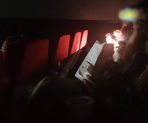 Bật đèn flash, soi gương, trang điểm trong rạp chiếu phim, dân mạng lắc đầu ngao ngán: '10 lớp phấn cũng không lấp được sự kém duyên của 2 vị!'