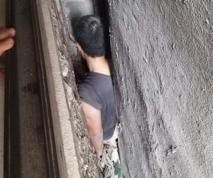 Hà Nội: Giải cứu người đàn ông mắc kẹt trong khoảng không giữa 3 ngôi nhà