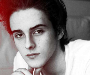 Màn dậy thì ngoạn mục của em trai Emma Watson bỗng hot trở lại: Nam thần ngày càng đẹp không lối thoát!