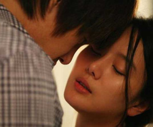 Mượn điện thoại em gái gọi cho bạn trai, tôi sững sờ đọc được dòng chữ trên máy