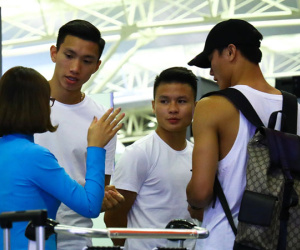 Bố Văn Hậu khóc nức nở tiễn con trai sang Hà Lan, Bùi Tiến Dũng rớt nước mắt chia tay cậu em cùng phòng