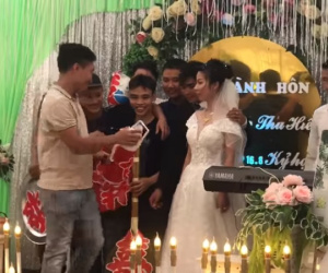 Hội bạn thân 'siêu lầy' mang lồng bàn, phích nước, chổi quét nhà đến tặng khiến cô dâu chú rể... cảm động không nói nên lời