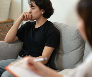 Khi dược sĩ cầm viên thuốc của chồng tôi và giải thích về công dụng, tôi hoảng loạn rồi suy sụp vì không dám tin