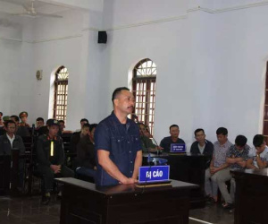 Trùm gỗ lậu Phượng 'râu' cùng hàng loạt cán bộ hầu tòa