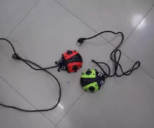 Tìm thấy ổ cắm điện trước cửa nhà, bà mẹ 1 con mang về dùng suốt 1 tháng trời mà không biết đã rơi vào bẫy của kẻ biến thái