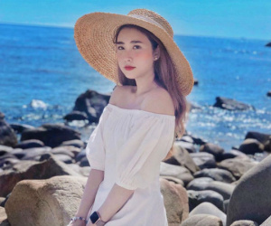 Bạn gái cũ thủ môn Bùi Tiến Dũng bất ngờ xuất hiện trên báo Trung, được khen 'xinh kiểu em gái nhà bên'