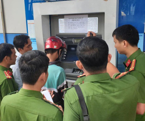 (Clip) Nhóm người Trung Quốc gắn thiết bị điện tử vào máy ATM đánh cắp mật khẩu, rút tiền