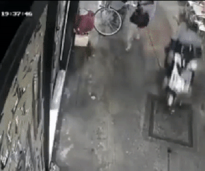 Clip: Cô gái bị 2 đối tượng giật túi xách kéo hất văng xuống đất ở con hẻm Sài Gòn khiến nhiều người sợ hãi