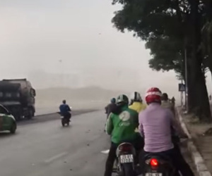 Clip: Hà Nội xuất hiện lốc xoáy bất thường, người đi đường hốt hoảng tìm chỗ trú ẩn
